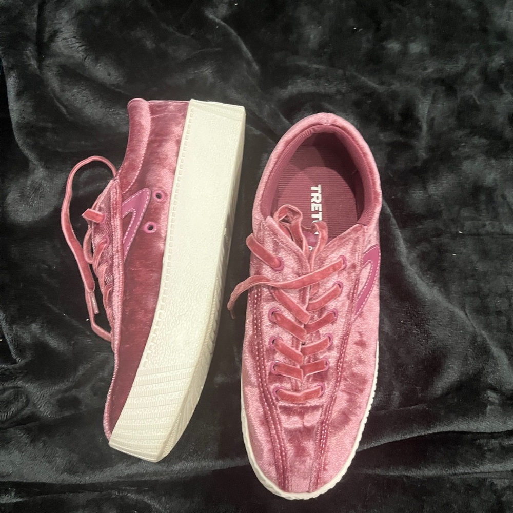 Trevorn size 6 platform velvet pink sneaker